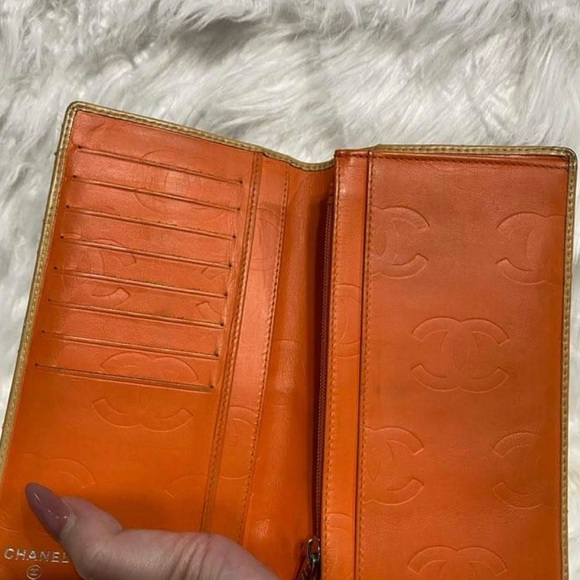 Get Your Hands on a Stunning Chanel Long Wallet Now! $450 - Picture 7 of 10